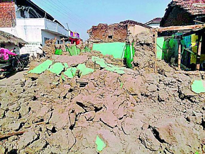 The wall collapsed and killed two | भिंत कोसळून दोन ठार The wall collapsed and killed two | भिंत कोसळून दोन ठार