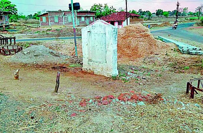 Clean out the house and keep scraping the house | बाहेरचं स्वच्छ अन् घरचं खरखटं ठेवायचं Clean out the house and keep scraping the house | बाहेरचं स्वच्छ अन् घरचं खरखटं ठेवायचं