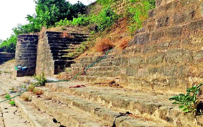 On the way to the extinction of the Diwan Ghat at Pawani | पवनी येथील दिवाण घाट नामशेष होण्याच्या मार्गावर On the way to the extinction of the Diwan Ghat at Pawani | पवनी येथील दिवाण घाट नामशेष होण्याच्या मार्गावर