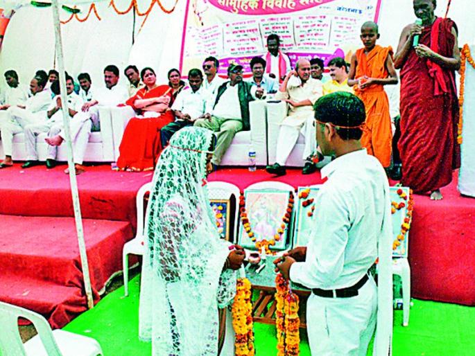Ten couples married at a group marriage ceremony in Ganeshpur | गणेशपूर येथील सामूहिक विवाह सोहळ्यात दहा जोडपी विवाहबद्ध Ten couples married at a group marriage ceremony in Ganeshpur | गणेशपूर येथील सामूहिक विवाह सोहळ्यात दहा जोडपी विवाहबद्ध