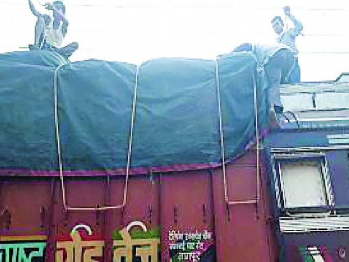 Traffic to stop electricity tariff | वीज तारा दुरुस्तीसाठी थांबविली वाहतूक Traffic to stop electricity tariff | वीज तारा दुरुस्तीसाठी थांबविली वाहतूक