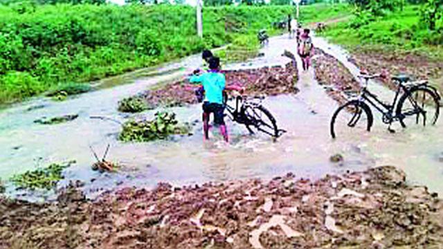 Chhittapur road closure due to canal split | कालवा फुटल्याने चितापूर रस्ता बंद Chhittapur road closure due to canal split | कालवा फुटल्याने चितापूर रस्ता बंद