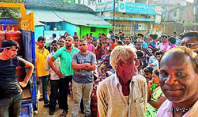 Consumers' anger against gas agencies | गॅस एजन्सी समोर ग्राहकांचा संताप Consumers' anger against gas agencies | गॅस एजन्सी समोर ग्राहकांचा संताप