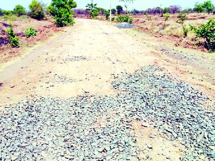 Mohadi-Khamari road work is in disarray | मोहाडी-खमारी रस्त्यांचे काम निकृष्ट