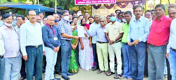 Holding of Headmaster's Association in front of Bhandara Zilla Parishad | भंडारा जिल्हा परिषदेसमोर मुख्याध्यापक संघाचे धरणे Holding of Headmaster's Association in front of Bhandara Zilla Parishad | भंडारा जिल्हा परिषदेसमोर मुख्याध्यापक संघाचे धरणे