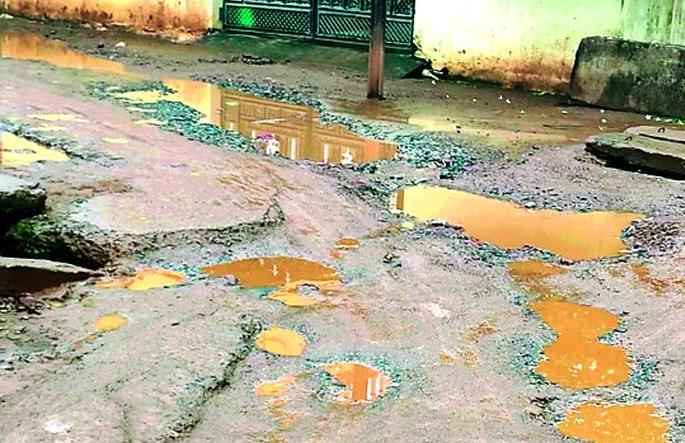 The winding roads in the wind obstruct the traffic | पवनीतील खड्डेमय रस्ते रहदारीस अडथळा The winding roads in the wind obstruct the traffic | पवनीतील खड्डेमय रस्ते रहदारीस अडथळा