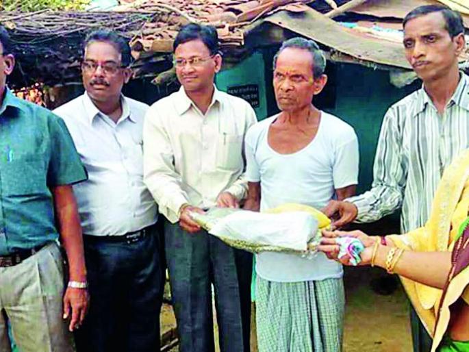 Diwali, which creates light in the life of yoga | वंचिताच्या जीवनात प्रकाश निर्माण करणारी दिवाळी Diwali, which creates light in the life of yoga | वंचिताच्या जीवनात प्रकाश निर्माण करणारी दिवाळी