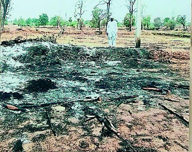 A fire catches fire in the short circuit due to fire | शॉर्ट सर्किटमुळे लागली आग जनावरांचा गोठा जळून खाक A fire catches fire in the short circuit due to fire | शॉर्ट सर्किटमुळे लागली आग जनावरांचा गोठा जळून खाक