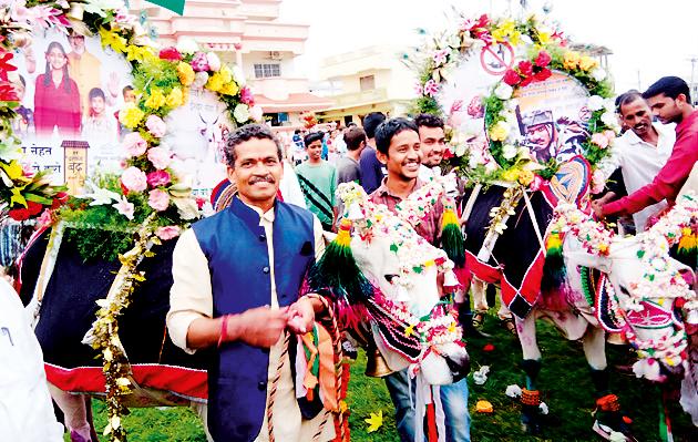 A glimpse of the dancer's door, Darwaja Bandchi in Ganeshpur's Pole | गणेशपूरच्या पोळ्यात महानायकाच्या ‘दरवाजा बंदची’ झलक A glimpse of the dancer's door, Darwaja Bandchi in Ganeshpur's Pole | गणेशपूरच्या पोळ्यात महानायकाच्या ‘दरवाजा बंदची’ झलक