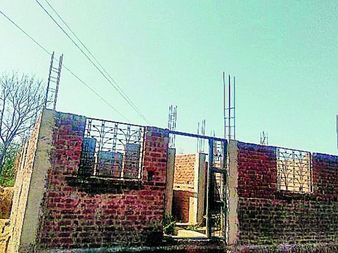 11 thousand KV wires have threatened rocksparents in Rennepar | ११ हजार केव्ही तारांचा रेंगेपार येथील घरकुलांना धोका 11 thousand KV wires have threatened rocksparents in Rennepar | ११ हजार केव्ही तारांचा रेंगेपार येथील घरकुलांना धोका