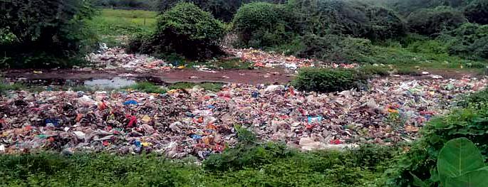 The pile of garbage on the railway plot | रेल्वेच्या भूखंडावर कचºयाचे ढिगारे The pile of garbage on the railway plot | रेल्वेच्या भूखंडावर कचºयाचे ढिगारे