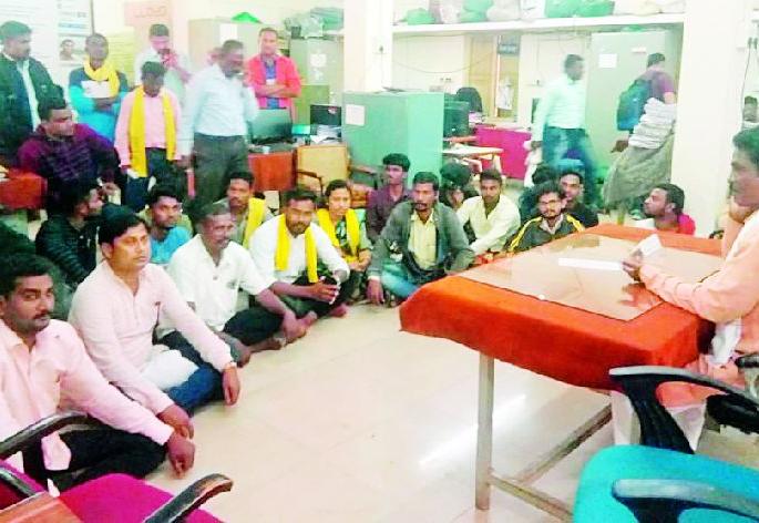 Placement of Parents in Tribal Development Project Office | आदिवासी विकास प्रकल्प कार्यालयात पालकांचा ठिय्या Placement of Parents in Tribal Development Project Office | आदिवासी विकास प्रकल्प कार्यालयात पालकांचा ठिय्या