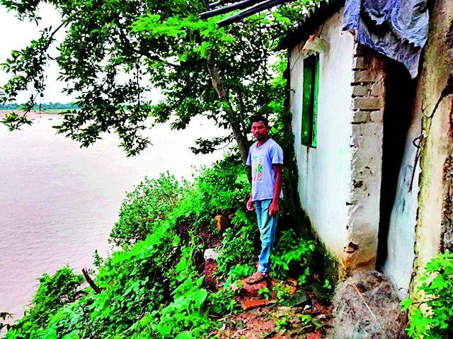 Two families live in death row | मृत्यूच्या दाढेत दोन कुटुंबांचे वास्तव्य Two families live in death row | मृत्यूच्या दाढेत दोन कुटुंबांचे वास्तव्य