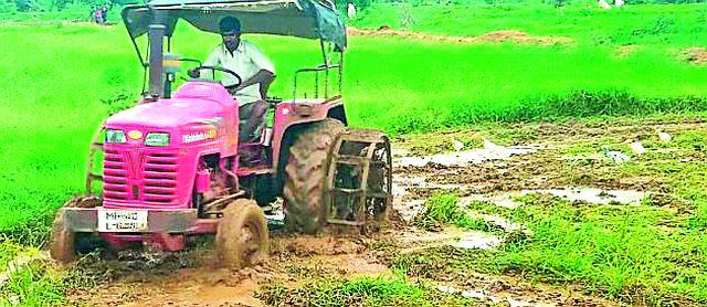 Tractor run on tree plantation | वृक्षारोपणावर चालविला ट्रॅक्टर Tractor run on tree plantation | वृक्षारोपणावर चालविला ट्रॅक्टर
