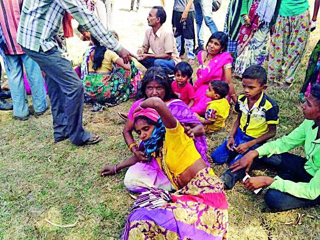 Passenger vehicle collapsed on the bridge | प्रवासी वाहन पुलावरून कोसळले Passenger vehicle collapsed on the bridge | प्रवासी वाहन पुलावरून कोसळले