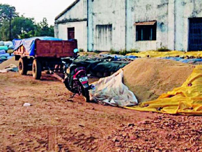 25 crores of paddy sticks in the district | जिल्ह्यातील २५ कोटींचे धान चुकारे अडले 25 crores of paddy sticks in the district | जिल्ह्यातील २५ कोटींचे धान चुकारे अडले