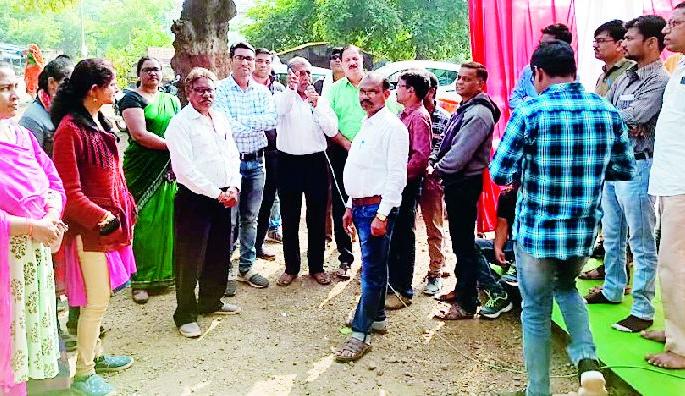 Holding of staff for pending demands | प्रलंबित मागण्यांसाठी वीज कर्मचाऱ्यांचे धरणे Holding of staff for pending demands | प्रलंबित मागण्यांसाठी वीज कर्मचाऱ्यांचे धरणे