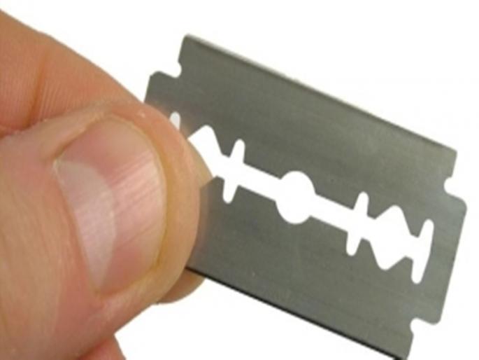 The psyche of the young man blacks himself | मनोरुग्ण युवकाचे ब्लेडने स्वत:वरच वार The psyche of the young man blacks himself | मनोरुग्ण युवकाचे ब्लेडने स्वत:वरच वार