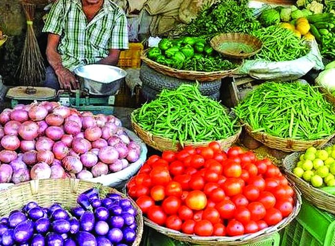 Onion prices rise as incomes declined; The vegetables prised slashed | आवक घटल्याने कांद्याचे दर वाढले; भाजीपाल्याचे काेसळले