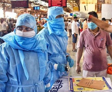 Doctor reluctant to work in Kovid block in Solapur | सोलापुरातील कोविड ब्लॉकमध्ये काम करण्यास डॉक्टर अनुत्सुक