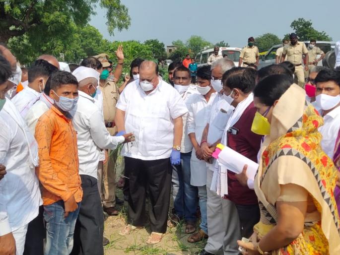 It will provide maximum assistance to farmers before Diwali | दिवाळीपूर्वीच शेतकऱ्यांना जास्तीत जास्त मदत देणार, हसन मुश्रीफ, शेवगाव तालुक्यात नुकसान पाहणी It will provide maximum assistance to farmers before Diwali | दिवाळीपूर्वीच शेतकऱ्यांना जास्तीत जास्त मदत देणार, हसन मुश्रीफ, शेवगाव तालुक्यात नुकसान पाहणी