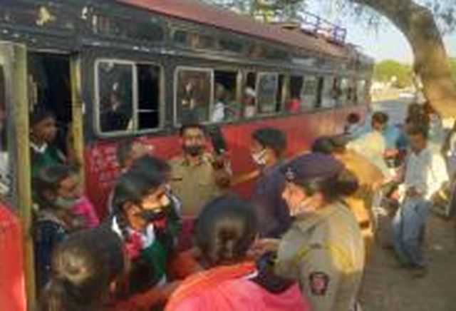 The student's mobile phone was stolen and the bus was detained for an hour and a half | विद्यार्थिनीचा मोबाइल चोरीला अन् बसला दीड तास खोळंबा