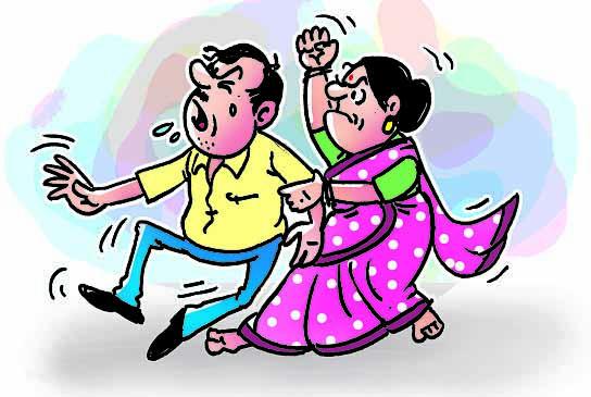 wife caught husband in a hotel with another lady | रंगेल पतीला परस्त्रीसोबत हॉटेलमध्ये पकडून पत्नीने बदडले wife caught husband in a hotel with another lady | रंगेल पतीला परस्त्रीसोबत हॉटेलमध्ये पकडून पत्नीने बदडले