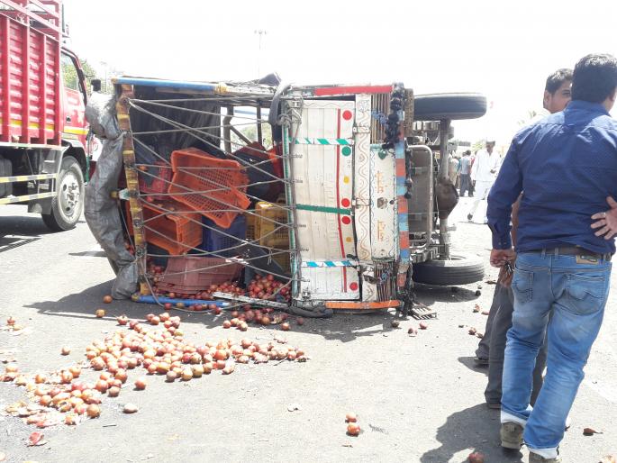 Shivshahi's pick-up in Chandori hit the pick-up, injuring three people | चांदोरी येथे शिवशाहीची पिकअपला धडक, तिघे जखमी  Shivshahi's pick-up in Chandori hit the pick-up, injuring three people | चांदोरी येथे शिवशाहीची पिकअपला धडक, तिघे जखमी