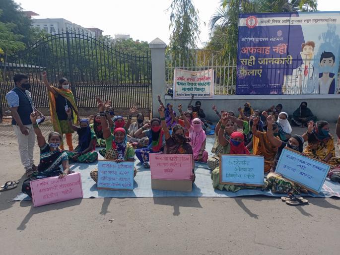 Kovid's plastic waste threatens women garbage collectors, starving in lockdown | कोविडच्या प्लास्टीक कचऱ्यामुळे कचरावेचक महिलांना धोका Kovid's plastic waste threatens women garbage collectors, starving in lockdown | कोविडच्या प्लास्टीक कचऱ्यामुळे कचरावेचक महिलांना धोका