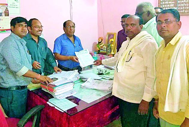 The teacher should fix the salary according to the level of teachers | शिक्षकांची एकस्तरनुसार वेतन निश्चिती करावी The teacher should fix the salary according to the level of teachers | शिक्षकांची एकस्तरनुसार वेतन निश्चिती करावी