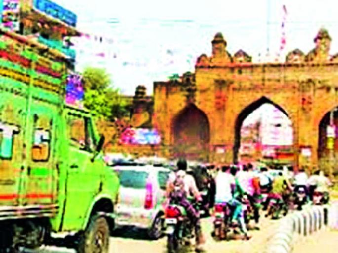 Chandrapurkar's life met with a growing traffic congestion | वाढत्या वाहतूक कोंडीने चंद्रपूरकरांचा जीव मेटाकुटीला Chandrapurkar's life met with a growing traffic congestion | वाढत्या वाहतूक कोंडीने चंद्रपूरकरांचा जीव मेटाकुटीला