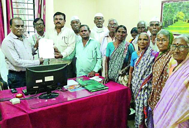 Cancel the online application form for dependents | निराधारांना आॅनलाईन अर्जाची अट रद्द करा Cancel the online application form for dependents | निराधारांना आॅनलाईन अर्जाची अट रद्द करा