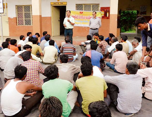 Guide to truck drivers on HIV | ट्रकचालकांना एचआयव्हीवर मार्गदर्शन Guide to truck drivers on HIV | ट्रकचालकांना एचआयव्हीवर मार्गदर्शन