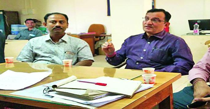 GST lowered the bullion market | जीएसटीमुळे सराफा बाजारपेठ मंदावली GST lowered the bullion market | जीएसटीमुळे सराफा बाजारपेठ मंदावली