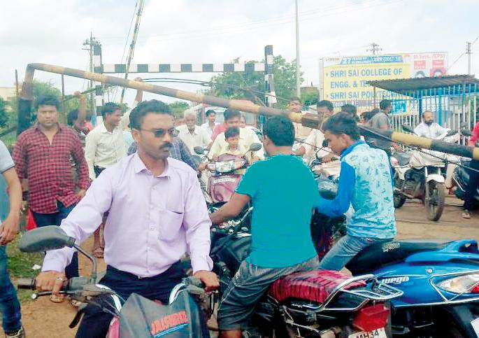  Railway gate collapsed on two-wheelers | रेल्वे फाटक दुचाकी वाहनावर कोसळले