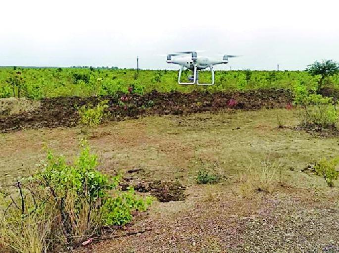 Drone cameras look for excavated pits for trees | वृक्षलागवडीसाठी खोदलेल्या खड्ड्यांवर ड्रोन कॅमेऱ्याची नजर