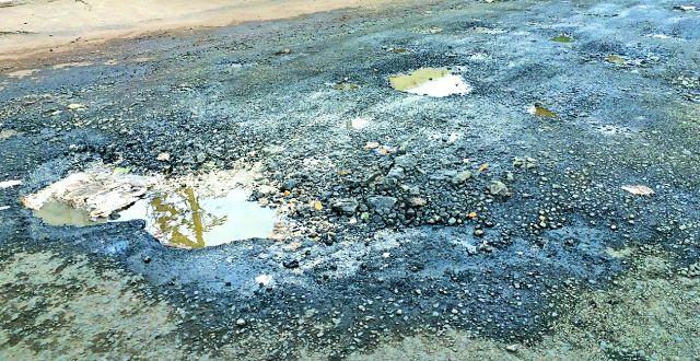 Underground lobster | चंद्रपुरातील अंतर्गत रस्त्यांची चाळणी