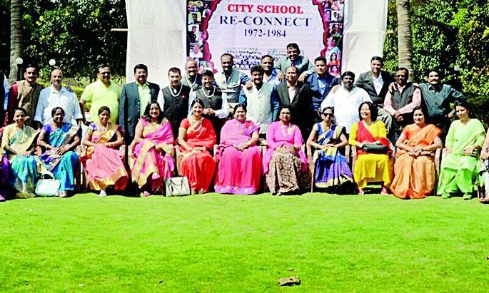 34 years after the funeral of the former students | ३४ वर्षांनी माजी विद्यार्थ्यांचे मनोमिलन