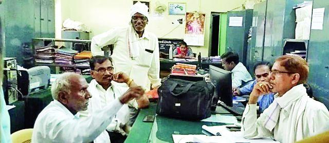 Farmers stopping at the irrigation office | शेतकऱ्यांचा पाटबंधारे कार्यालयात ठिय्या Farmers stopping at the irrigation office | शेतकऱ्यांचा पाटबंधारे कार्यालयात ठिय्या