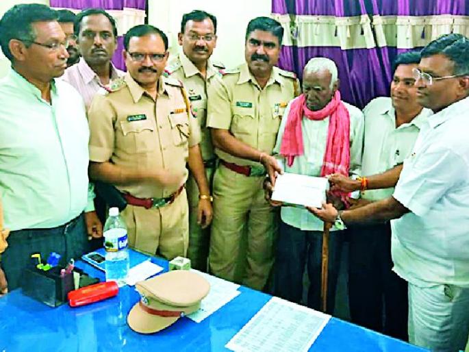 And there is the confluence of humanity found there | अन् तेथे बघायला मिळाला माणुसकीचा संगम And there is the confluence of humanity found there | अन् तेथे बघायला मिळाला माणुसकीचा संगम