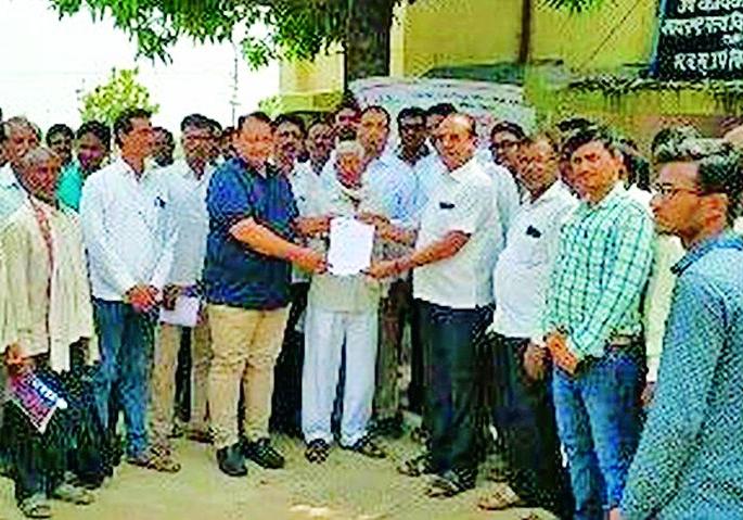 Siege to Deputy Executive Engineer of Electricity Company | वीज कंपनीच्या उपकार्यकारी अभियंत्याला घेराव Siege to Deputy Executive Engineer of Electricity Company | वीज कंपनीच्या उपकार्यकारी अभियंत्याला घेराव