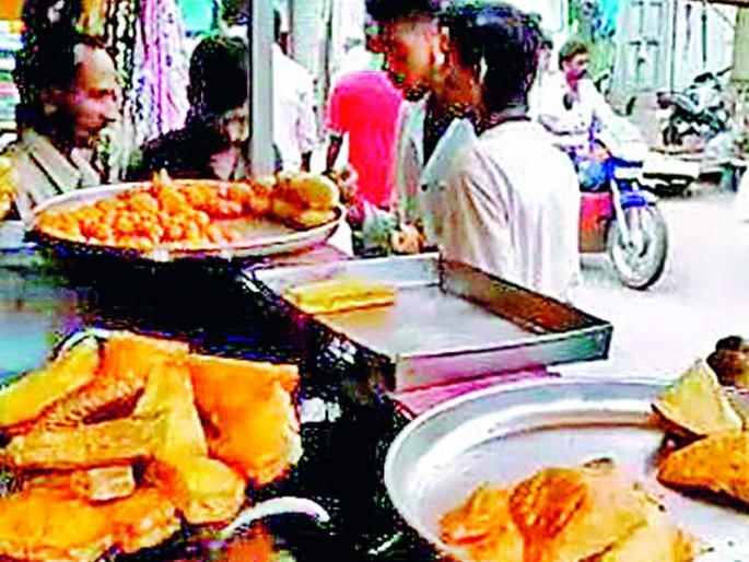 Take with open-air foods Illness also free | उघड्यावरील पदार्थांसोबत घ्या आजारही फ्री Take with open-air foods Illness also free | उघड्यावरील पदार्थांसोबत घ्या आजारही फ्री