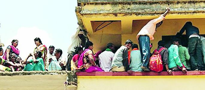 In Nagbhid, only the workers' crowds for the scheme | नागभीडमध्ये मात्र योजनेसाठी मजुरांची गर्दी