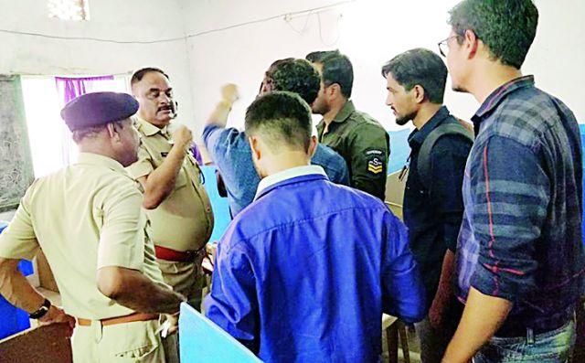 Hundreds of students from different areas have lost their exams due to server downs | सर्व्हर डाऊनमुळे विविध भागातील शेकडो विद्यार्थी परीक्षेला मुकले Hundreds of students from different areas have lost their exams due to server downs | सर्व्हर डाऊनमुळे विविध भागातील शेकडो विद्यार्थी परीक्षेला मुकले