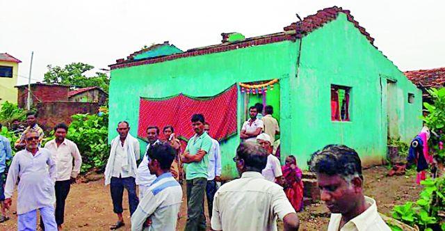 The storm hit 33 homes in Ladaj | लाडज येथे वादळाचा कहर ३३ घरांना बसला फटका The storm hit 33 homes in Ladaj | लाडज येथे वादळाचा कहर ३३ घरांना बसला फटका