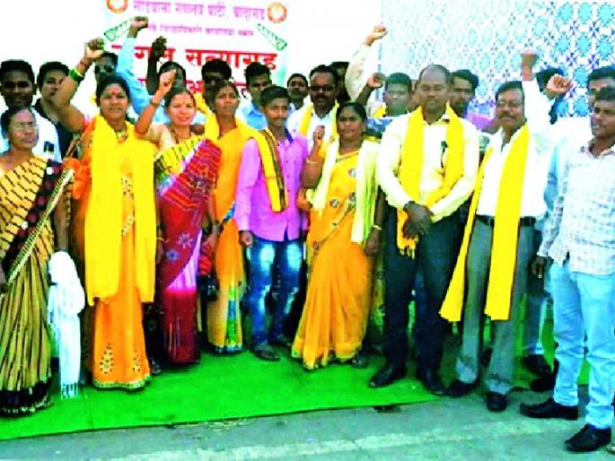 To keep the tribals in front of the District Council | आदिवासींचे जिल्हा कचेरीसमोर धरणे To keep the tribals in front of the District Council | आदिवासींचे जिल्हा कचेरीसमोर धरणे