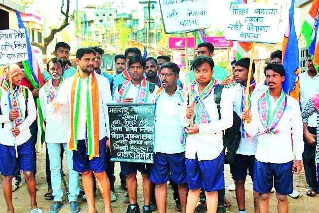 Schools filled in education department | शिक्षण विभागात भरविली शाळा Schools filled in education department | शिक्षण विभागात भरविली शाळा