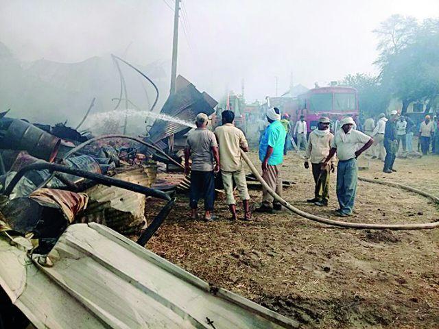 Dangerous fire burns in the store, fire | भीषण आगीत भंगार दुकान जळून खाक Dangerous fire burns in the store, fire | भीषण आगीत भंगार दुकान जळून खाक
