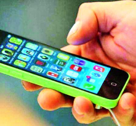 Photographs business by mobile phone dubhees | मोबाईलमुळे छायाचित्रकरांचा व्यवसाय डबघाईस Photographs business by mobile phone dubhees | मोबाईलमुळे छायाचित्रकरांचा व्यवसाय डबघाईस