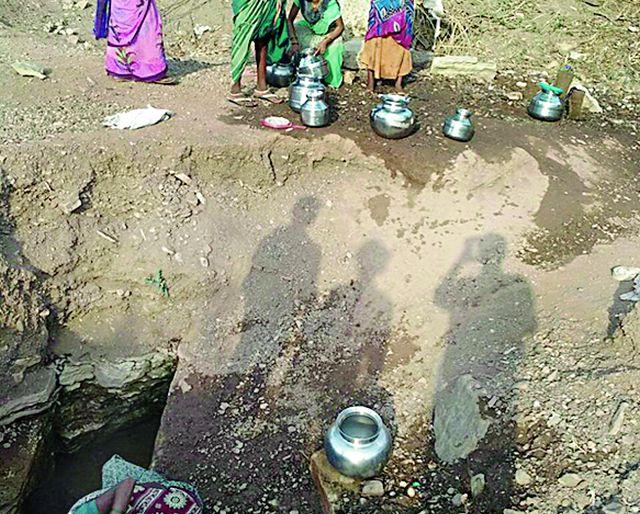 Contaminated water in the Nallah drinks Kollam brother | कोलाम बांधव पितात नाल्यातील दूषित पाणी Contaminated water in the Nallah drinks Kollam brother | कोलाम बांधव पितात नाल्यातील दूषित पाणी